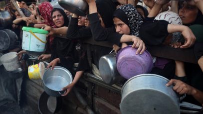 1770448-des-palestiniens-se-rassemblent-a-un-point-de-distribution-de-nourriture-dans-la-ville-de-gaza-le-20-juillet-2025