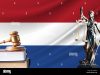 droit-et-justice-aux-pays-bas-statue-de-themis-et-le-gavage-du-juge-sur-fond-de-drapeau-des-pays-bas-droit-et-justice-2g4j8xc