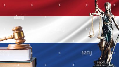 droit-et-justice-aux-pays-bas-statue-de-themis-et-le-gavage-du-juge-sur-fond-de-drapeau-des-pays-bas-droit-et-justice-2g4j8xc