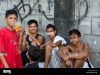 groupe-de-jeunes-garcons-de-la-rue-dans-le-quartier-de-malate-de-manille-philippines-d91d2x