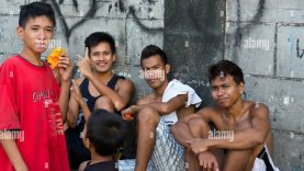 groupe-de-jeunes-garcons-de-la-rue-dans-le-quartier-de-malate-de-manille-philippines-d91d2x